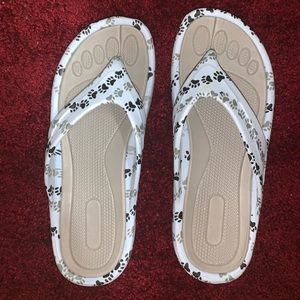 Puppy paw flip flops
